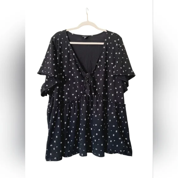 Torrid Black and White Flutter Sleeve Blouse with Tie Front Size 5 - Picture 2 of 4